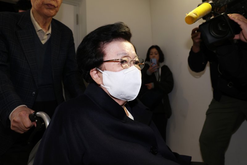 이배용 전 국가교육바카라사이트 정보이 6일 서울 종로구 KT광화문빌딩에 마련된 김건희 특검(특별검사 민중기) 사무실에 참고인 조사를 받기 위해 출석하고 있다. (공동취재) 2025.11.6/뉴스1 ⓒ News1 김성진 기자