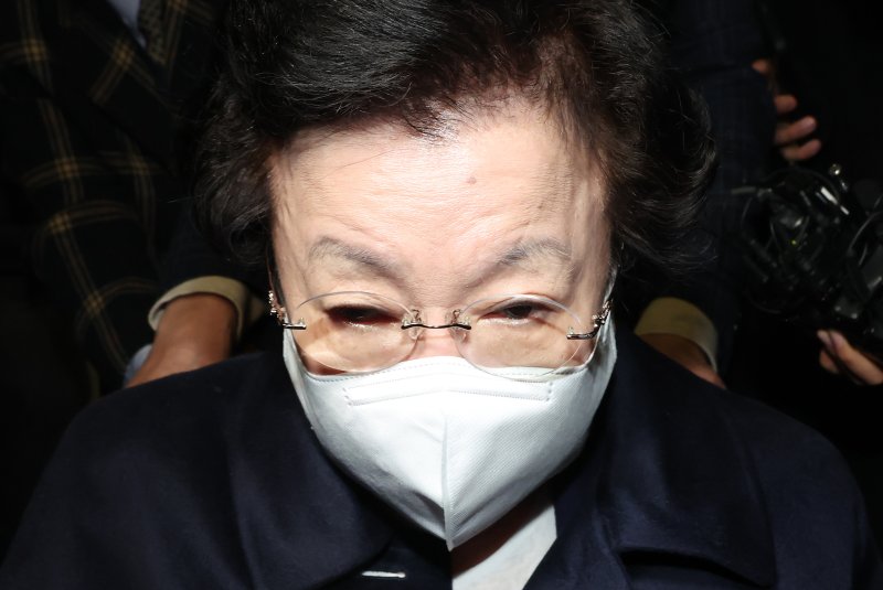 이배용 전 국가교육바카라사이트 정보이 6일 서울 종로구 KT광화문빌딩에 마련된 김건희 특검(특별검사 민중기) 사무실에 참고인 조사를 받기 위해 출석하고 있다. 2025.11.6/뉴스1 ⓒ News1 김성진 기자