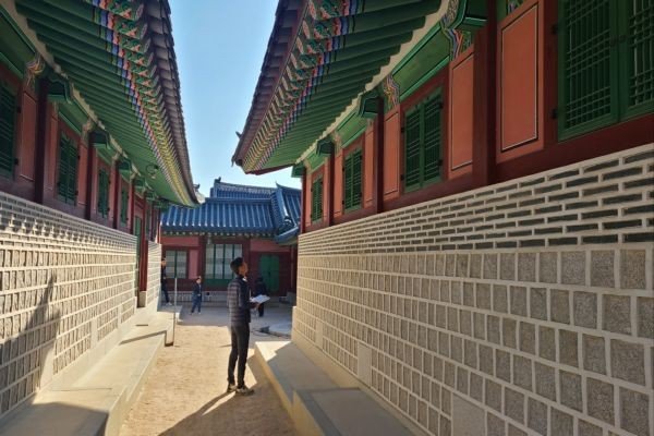 [세종=뉴시스]경복궁에서 궁능 시설 담당자가 시설물을 점검하고 있다. (사진=국가유산청 궁능유적본부 제공) *재판매 및 DB 금지