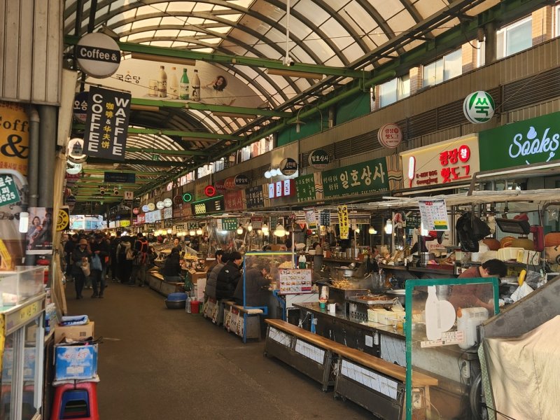 바가지 논란 좌시 할 수 없어... 광장시장 점포주인들, 노점에 선전포고