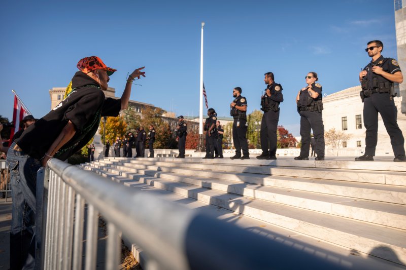 [워싱턴=AP/뉴시스] 5일(현지 시간) NBC뉴스에 따르면 영국 경제분석기관 옥스퍼드이코노믹스는 보고서에서 "국가별 바카라사이트 홈런가 폐지되면 오히려 무역정책의 불확실성이 다시 높아질 수 있다"며 "이로 인해 기업의 고용과 투자가 지연돼 이미 둔화된 노동시장에 추가 부담을 줄 가능성이 있다"고 분석했다. 사진은 5일(현지 시간) 미국 워싱턴 연방대법원 앞에서 반트럼프 시위를 벌이는 한 참가자가 경찰을 향해 고함치고 있다. 2025.11.06.