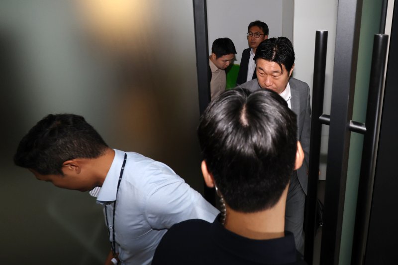 [서울=뉴시스] 김건희 여사의 각종 의혹을 수사 중인 특별검사팀 관계자들이 지난 7월 25일 서울 서초구 아크로비스타 내 김 여사의 코바나컨텐츠 사무실 압수수색을 마친 뒤 철수하고 있다. (사진=뉴시스DB). photo@newsis.com