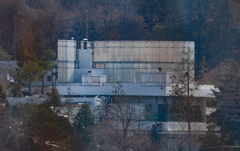 [서울=뉴시스] 윤석열 전 대통령 부부가 퇴거하기 전인 지난 4월 서울 용산구 한남동 관저. (사진=뉴시스DB). 2025.11.06. photo@newsis.com