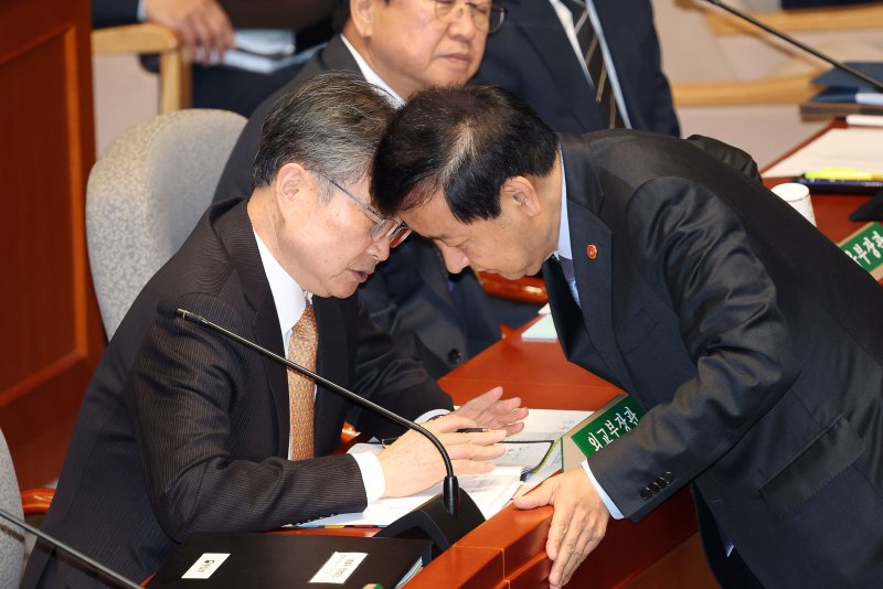 구윤철 경제부총리 겸 기획재정부 장관이 6일 서울 여의도 국회 예산결산특별위원회 회의장에서 열린 예결위 첫 전체회의에서 조현 외교부 장관과 대화하고 있다. 뉴시스