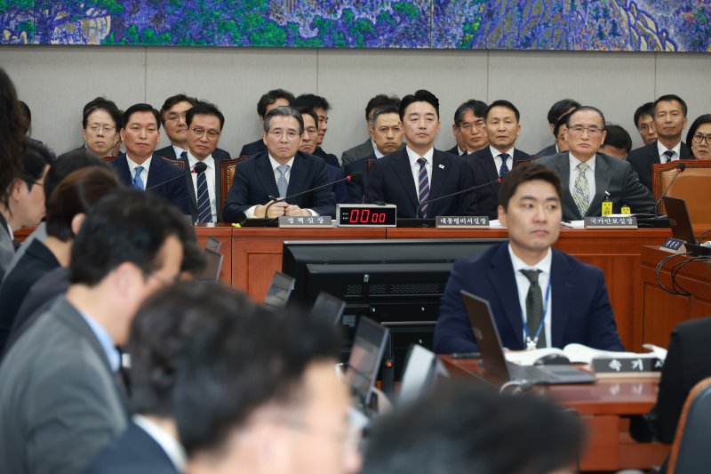 강훈식 대통령 비서실장과 위성락 국가안보실장, 김용범 정책실장 등 증인들이 6일 서울 여의도 국회에서 열린 운영위원회의 대통령비서실 등 국정감사에서 의원들의 발언을 지켜보고 있다. 뉴시스