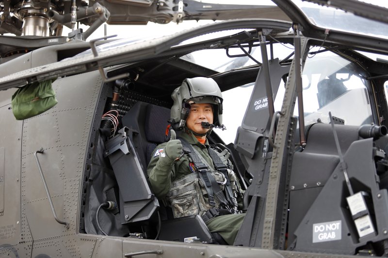 육군은 올해의 '탑 헬리건(TOP Heligun)'에 901항공대대 아파치 가디언(AH-64E) 조종사 이대식·조명환 준위가 선발돼 대통령상을 수상했다고 6일 밝혔다. 육군항공 사격대회 '탑 헬리건'으로 선발된 이대식 준위가 아파치 헬기(AH-64E)에서 포즈를 취하고 있다. 육군 제공