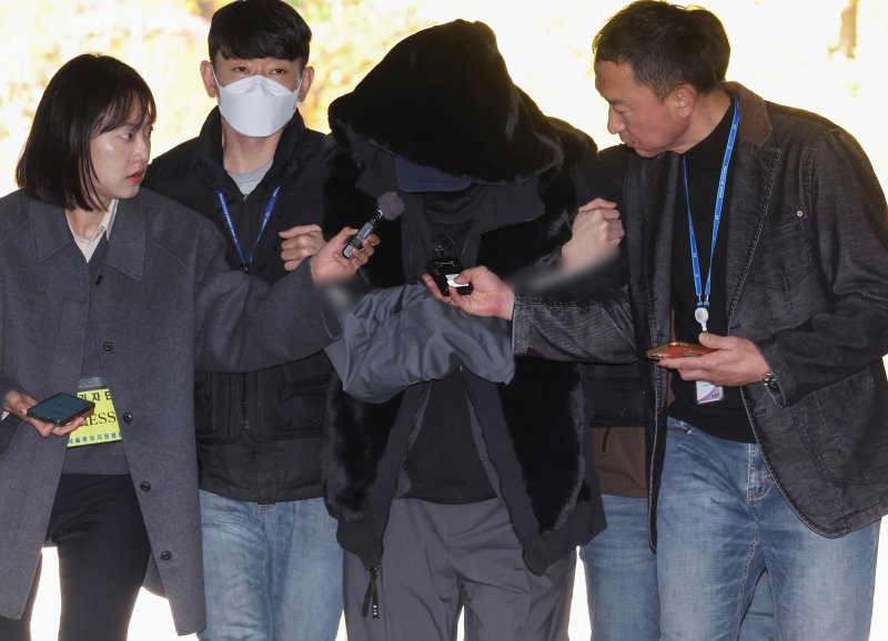 [서울=뉴시스] 김진아·황준선 기자 = 만취 상태에서 바카라 용어을 하다가 일본인 관광객 모녀를 치어 50대 어머니를 숨지게 한 30대 남성 서모씨가 5일 서올 서초구 서울중앙지방법원에서 열린 구속 전 피의자 심문(영장실질심사)에 출석하고 있다. 2025.11.05. hwang@newsis.com