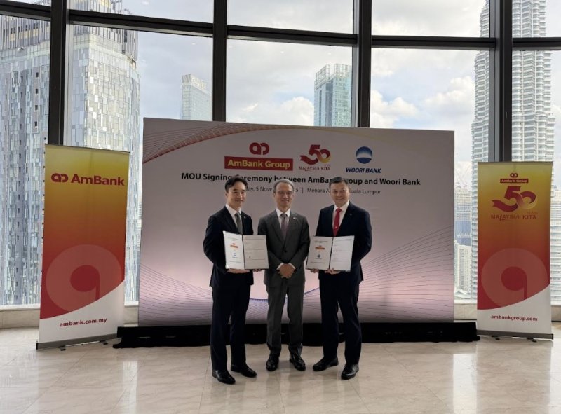 류형진 우리은행 글로벌그룹장(왼쪽부터), 여승배 주말레이시아대한민국대사, 크리스토퍼 얍 암뱅크 부행장이 5일 말레시이아 쿠알라룸푸르에 위치한 암뱅크 본사에서 양국 간 금융협력강화 MOU를 체결하고 기념촬영을 하고 있다. 우리은행 제공