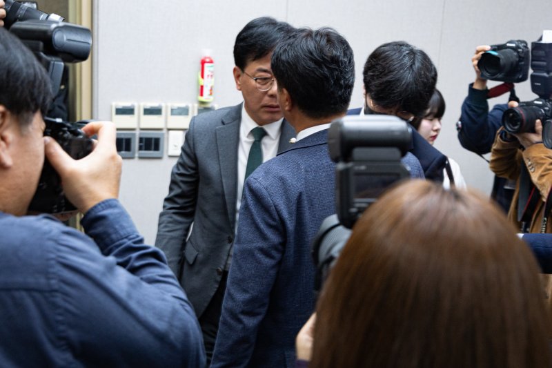 송언석 국민의힘 원내대표와 바카라사이트 총판 승리바카라 더불어민주당 의원이 6일 서울 여의도 국회에서 열린 국회운영위원회의 바카라사이트 총판 승리바카라비서실 등에 대한 국정감사에서 감사중지가 선언된 후 회의실을 나서던 중 충돌하고 있다. 뉴스1