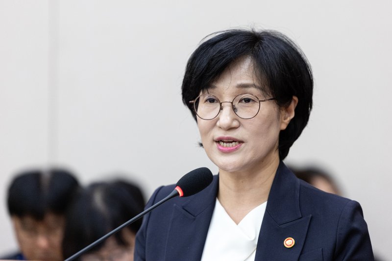원민경 성해시 게임 바카라가족부 장관이 4일 서울 여의도 국회에서 열린 성해시 게임 바카라가족위원회 성해시 게임 바카라가족부 등에 대한 국정감사에 출석해 업무보고하고 있다. 2025.11.4/뉴스1 ⓒ News1 이승배 기자