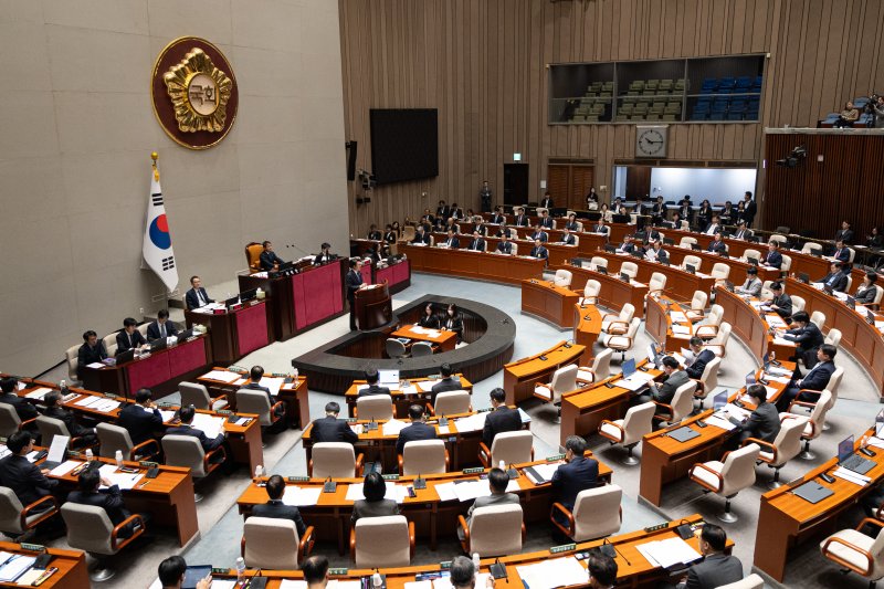 김민석 국무총리가 6일 국회에서 열린 제429회국회(정기회) 예산결산특별위원회 제3차 전체회의에서 인사말하고 있다. 뉴스1