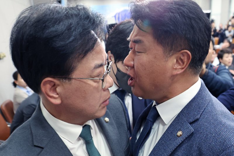[서울=뉴시스] 김금보 기자 = 송언석 국민의힘 원내대표와 이기헌 더불어민주당 바카라사이트 아벤카지노이 6일 오전 서울 여의도 국회에서 열린 운영위원회의 대통령비서실 등 국정감사에서 정회 후 퇴장하는 과정에 충돌하고 있다. 2025.11.06. kgb@newsis.com