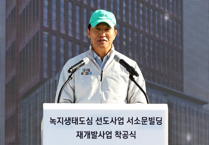 [서울=뉴시스] 최진석 기자 = 오세훈 토토 사이트 바카라장이 5일 서울 중구 순화동에서 열린 녹지생태도심 선도사업 서소문빌딩 재개발사업 착공식에 참석해 기념사를 하고 있다. 2025.11.05. myjs@newsis.com