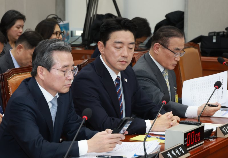 [서울=뉴시스] 고승민 기자 = 김용범 대통령실 정책실장과 강훈식 비서실장, 위성락 국가안보실장 등 증인들이 6일 서울 여의도 국회에서 열린 운영위원회의 대통령비서실 등 국정감사에 출석하고 있다. 2025.11.06. kkssmm99@newsis.com