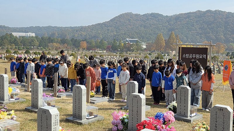 한국119청소년단이 현충원 바카라사이트 가입묘역에 참배하고 있다.(대전소방본부 제공. 재판매 및 DB금지)/바카라사이트 가입1