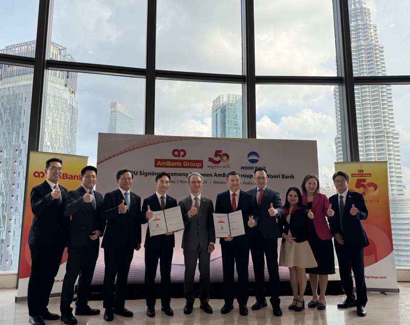 5일 말레시이아 쿠알라룸푸르에 위치한 암뱅크 본사에서 (왼쪽 네번째부터)류형진 우리은행 글로벌그룹장, 여승배 주에볼루션 바카라 사이트대한민국대사, 크리스토퍼 얍 암뱅크 부행장이 양국 간 에볼루션 바카라 사이트협력강화 MOU를 체결하고 기념촬영을 하고 있다. (사진=우리은행 제공) *재판매 및 DB 금지