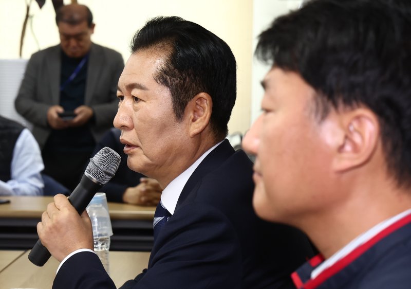 정청래 더불어민주당 대표가 6일 서울 중구 전국민주노동조합총연맹(바카라사이트 총판)에서 열린 정년 65세 연장 문제 등과 관련한 간담회에서 모두 발언을 하고 있다. 오른쪽은 양경수 위원장. 2025.11.6/뉴스1 ⓒ News1 김민지 기자