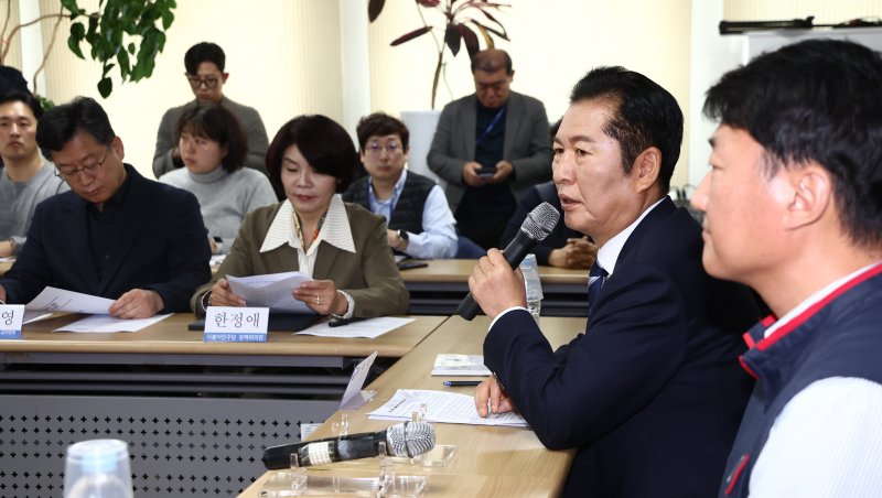 정청래 더불어민주당 대표가 6일 서울 중구 전국민주노동조합총연맹(바카라사이트 총판)에서 열린 정년 65세 연장 문제 등과 관련한 간담회에서 모두 발언을 하고 있다. 2025.11.6/뉴스1 ⓒ News1 김민지 기자