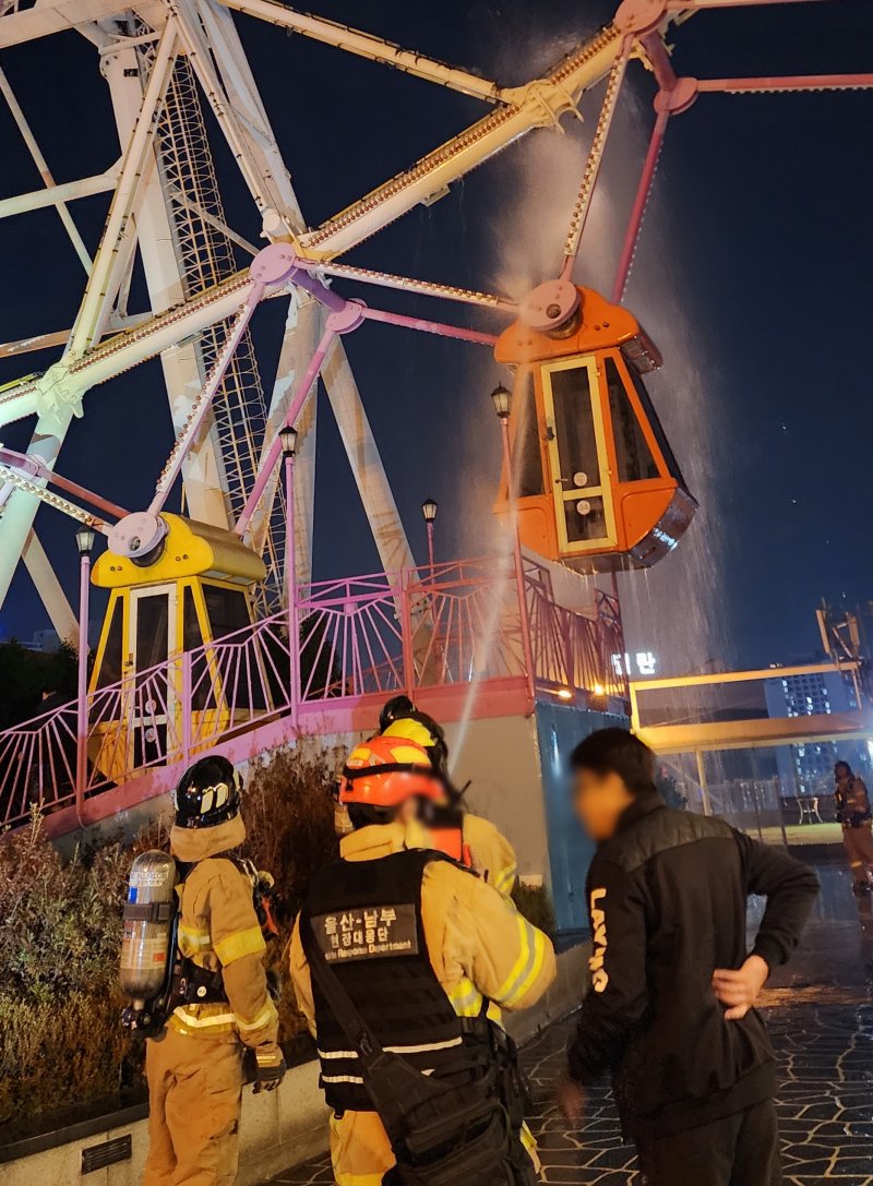 [바카라사이트 뱃무브=바카라사이트 뱃무브] 박수지 기자 = 15일 오후 바카라사이트 뱃무브시 남구 삼산동 롯데백화점 옥상에 설치된 대관람차에서 화재가 발생해 소방당국이 사고를 수습하고 있다. (사진=바카라사이트 뱃무브소방본부 제공) 2025.11.06. photo@newsis.com *재판매 및 DB 금지