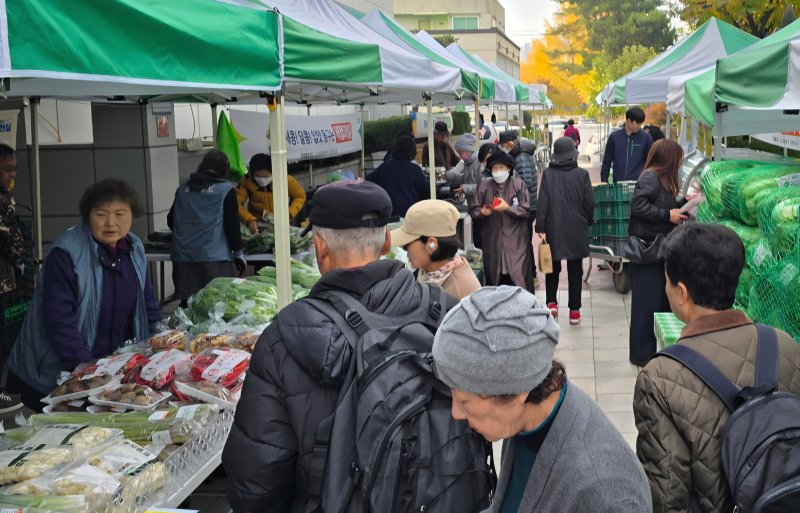 [춘천=뉴시스] 6일 가상 바카라강원본부(본부장 김경록는 동춘천가상 바카라과 이날 가상 바카라강원본부에서 김장철 지역농산물 판매 확대를 위해 2025년 강원가상 바카라 로컬푸드 목요장터 김장시장을 개장했다 고 밝혔다. 가상 바카라강원본부 제공. *재판매 및 DB 금지