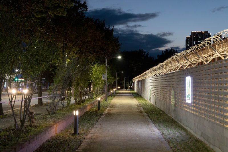 [대구=실시간 바카라사이트]옛 대구교도소 공개공지에 조성된 ‘실시간 바카라사이트:화원(부제: 닫힌 시간을 지나 다시 피어나는 숲)’ 모습이다(사진=달성군 제공) 2025.11.05 photo@newsis.com *재판매 및 DB 금지