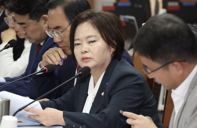 [서울=뉴시스] 조성봉 기자 = 정춘생 조국혁신당 바카라사이트 유니벳이 17일 오전 서울 서대문구 경찰청에서 열린 행정안전위원회 국정감사에서 질의를 하고 있다.2025.10.17. suncho21@newsis.com