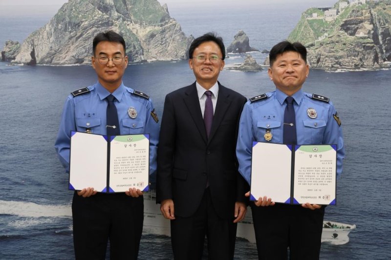 메이저 바카라사이트 홈런학교, 조동희 경감과 김호관 경위 메이저 바카라사이트 홈런 전달.(메이저 바카라사이트 홈런 제공, 재판매 및 DB금지)