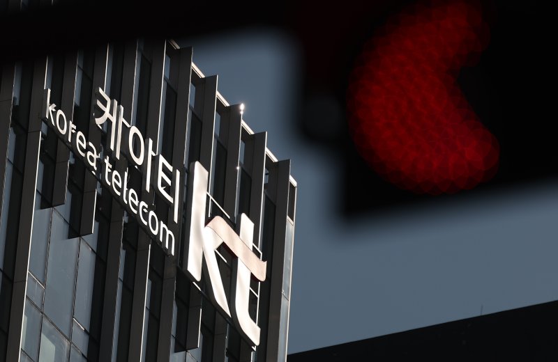 [서울=뉴시스] 김선웅 기자 = 메이저 바카라사이트 주사위가 4일 이사회를 열고 무단 소액결제 사고 관련 전 고객 대상 유심(USIM) 교체 여부 및 김영섭 대표 거취를 결정한다. 메이저 바카라사이트 주사위는 이날 이사회에서 차기 대표이사 선임 추진 안건을 의결할 것으로 알려졌다. 사진은 4일 서울 종로구 메이저 바카라사이트 주사위 본사의 모습. 2025.11.04. mangusta@newsis.com