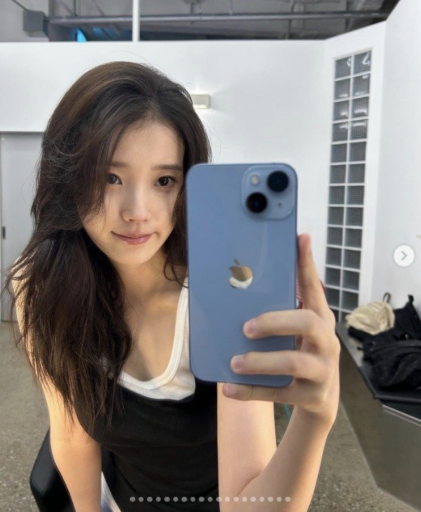 아이유, 민소매에 주근깨까지…팔색조 매력