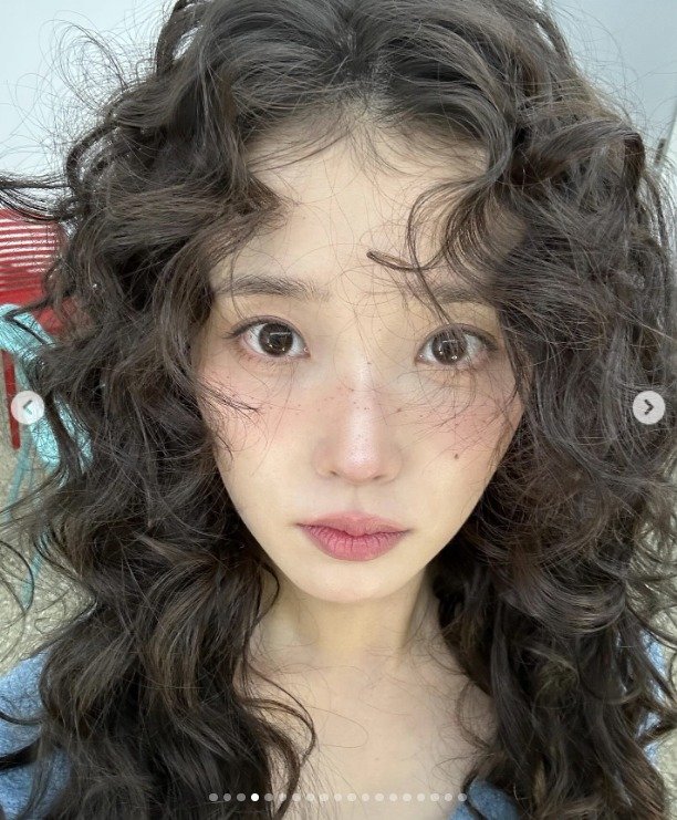 아이유, 민소매에 주근깨까지…팔색조 매력