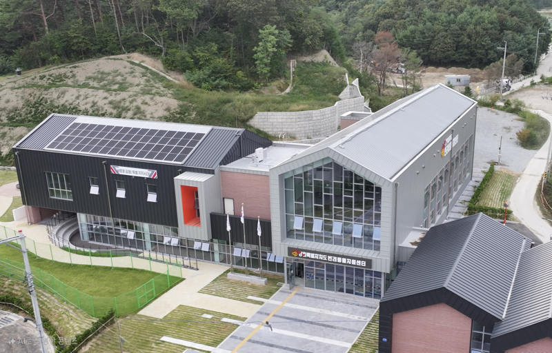 강릉시 사천면에 문을 연 강원도 반려동물지원센터. 강원도 제공