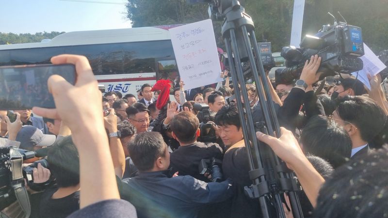 장동혁 국민의힘 대표가 6일 국립 5.18민주묘지 앞에서 하차하자 마자 시위대에 둘러 쌓였다. 사진=이해람 기자