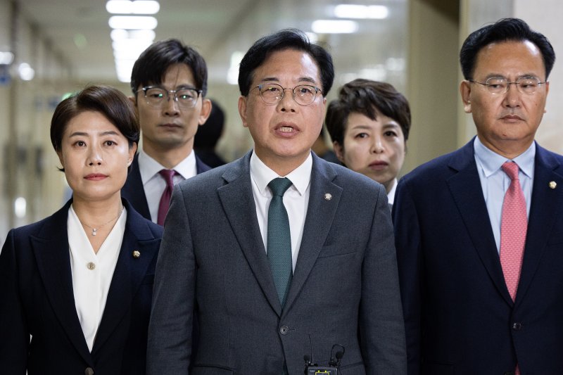 바카라사이트 벳무브 국민의힘 원내대표를 비롯한 야당 운영위원들이 6일 서울 여의도 국회에서 열린 국회운영위원회의 대통령비서실 등에 대한 국정감사 감사중지 후 이기헌 더불어민주당 의원과의 충돌 등 운영위원회 상황과 관련해 기자회견을 하고 있다. 2025.11.6/뉴스1 ⓒ News1 유승관 기자