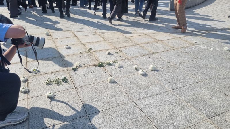 시민들이 장동혁 국민의힘 대표의 화환과 명패를 철거했다. 사진=이해람 기자