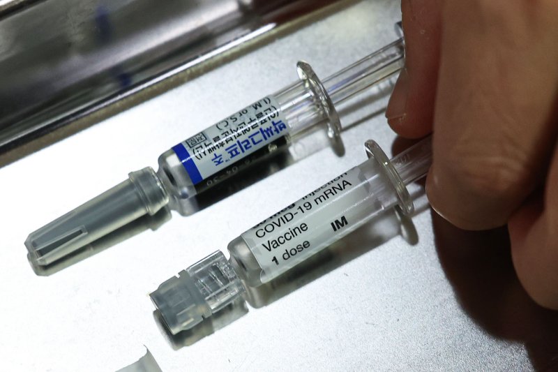 [서울=뉴시스] 권창회 기자 = 29일 서울 시내 한 이비인후과 의원에 코로나19 메이저 바카라과 독감 메이저 바카라이 놓여있다. 노인 등을 대상으로 한 코로나19·독감(인플루엔자) 메이저 바카라 동시 접종이 시작된 지 2주도 채 지나지 않아 서울 등 일부 의료지역에서 코로나19 메이저 바카라 부족 현상이 나타나고 있다. 여기에 최근 독감 유행주의보가 발령되면서 '트윈데믹(코로나19와 독감의 동시 유행)' 우려가 커지고 있어 고령층을 중심으로 신속한 예방접종이 필요하다는 지적이 나온다. 2025.10.29. kch0523@newsis.com