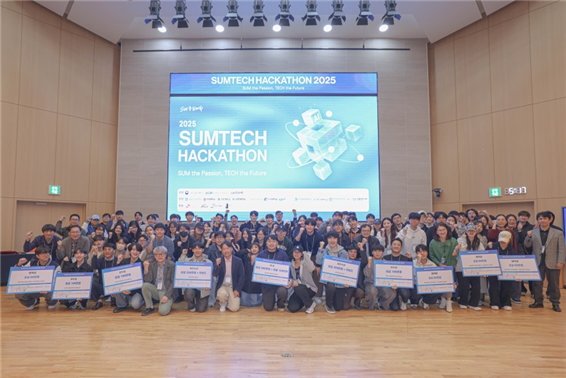 [서울=라이브스코어 바카라사이트] 라이브스코어 바카라사이트 에리카에서 열린 SUMTECH Hackathon 2025에서 참가자들이 단체 사진을 활영하고 있다. (사진=라이브스코어 바카라사이트 에리카 제공) 2025.11.06. photo@newsis.com *재판매 및 DB 금지
