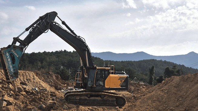 지난 4일 전남 여수 화태-백야 도로건설 제1공구에서 포스코이앤씨의 '원격제어 굴착기' 현장 실증이 진행됐다. 사람이 탑승하지 않은 굴착기가 작업을 하고 있다. 영상=전민경 기자