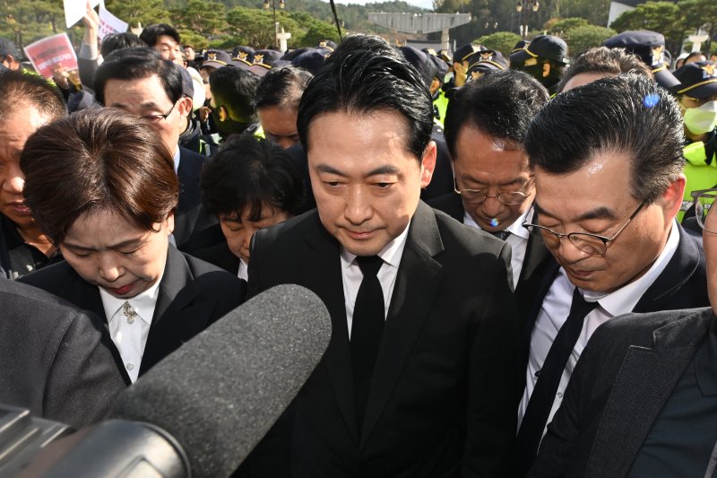 장동혁(가운데) 국민의힘 당대표와 양향자(왼쪽) 최고위원이 6일 오후 광주 북구 운정동 국립5·18민주묘지에서 광주시민들에 의해 참배가 가로막히자 제단 옆에서 10초간 묵념하며 참배를 대신하고 있다. 뉴시스