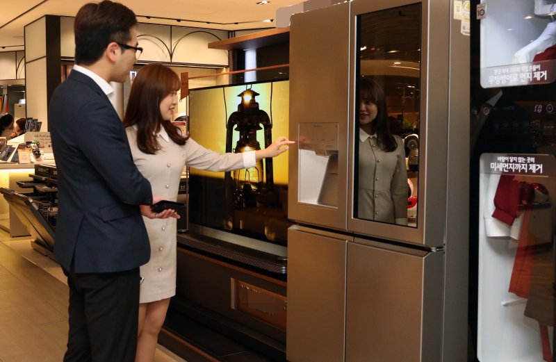 [서울=뉴시스] 스피드 바카라 사이트가 혼수 가전을 위해 백화점을 둘러보고 있다. 사진은 기사 내용과 무관. (사진=뉴시스 DB). photo@newsis.com