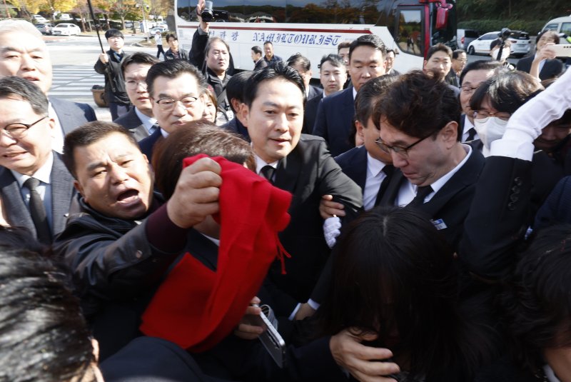 장동혁 국민의힘 대표가 6일 광주를 찾아 국립 라이브바카라민주묘지를 참배하기 위해 들어서자 광주전남촛불행동 회원들이 몸싸움을 하며 막아서고 있다. 2025.11.6/라이브바카라1 ⓒ News1 김태성 기자