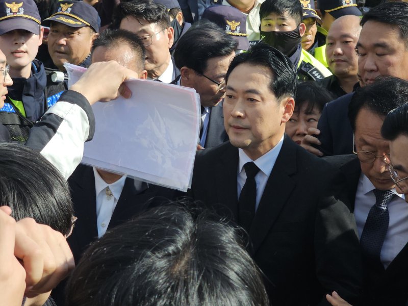 장동혁 국민의힘 대표가 6일 오후 광주 북구 운정동 국립 라이브바카라민주묘지에 입장하던 중 광주 시민들의 거센 항의로 저지당하고 있다. 2025.11.6/라이브바카라1 ⓒ News1 서충섭 기자