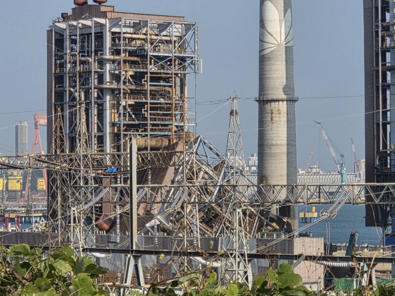 울산화력발전소 붕괴 사고…매몰 9명 중 2명 구조·7명 수색