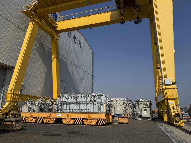 지난 5일 충남 홍성군 일진전기 홍성 공장에 300톤 규모의 변압기 제품을 옮기기 위해 대형 크레인이 대기하고 있다. 사진=임수빈 기자