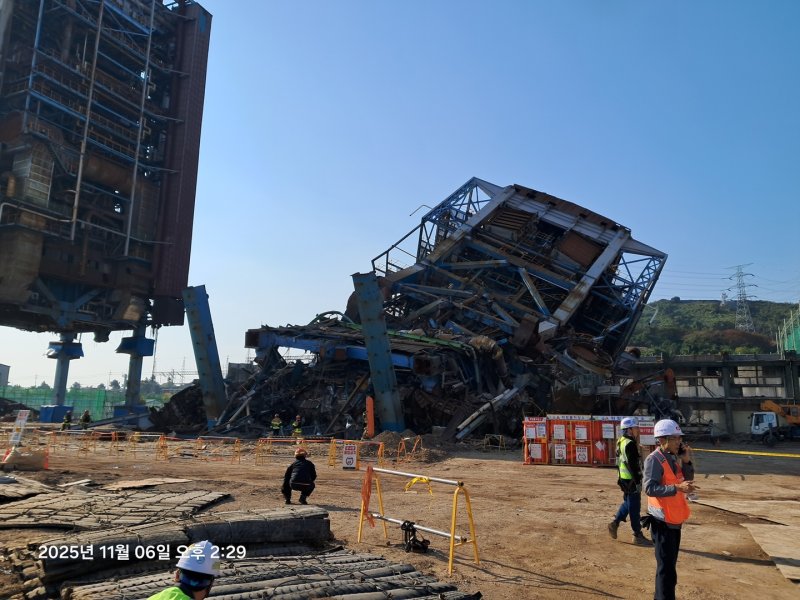 [울산=뉴시스] 구미현 기자 = 6일 오후 2시 7분께 울산 남구 용잠동 한국동서발전 바카라사이트 윈윈에서 대형 구조물이 무너져 작업자 7명이 매몰되거나 다쳤다. (사진=울산소방본부 제공) 2025.11.06. photo@newsis.com *재판매 및 DB 금지