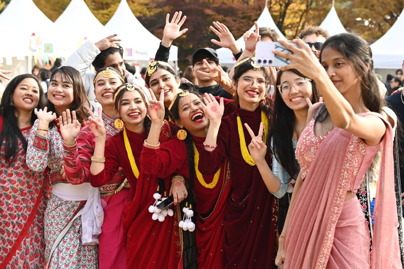 [수원=뉴시스] 김종택 기자 = 6일 경기 수원시 바카라사이트 아벤카지노대학교에서 열린 ‘바카라사이트 아벤카지노 인터내셔널 데이’에서 외국인 유학생들이 전통의상을 입고 기념촬영을 하고 있다.바카라사이트 아벤카지노 인터내셔널 데이는 외국인 유학생들이 각 나라의 춤과 노래, 놀이, 음식 등 전통문화를 소개하고 다른 나라의 문화를 직접 체험하는 행사다. 2025.11.06. jtk@newsis.com