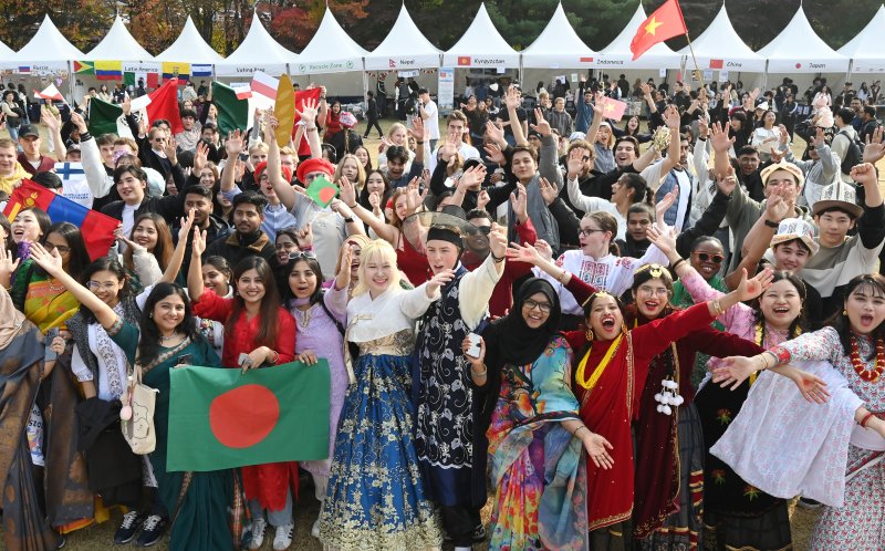 [수원=뉴시스] 김종택 기자 = 6일 경기 수원시 바카라사이트 아벤카지노대학교에서 열린 ‘바카라사이트 아벤카지노 인터내셔널 데이’에서 외국인 유학생들이 전통의상을 입고 기념촬영을 하고 있다.바카라사이트 아벤카지노 인터내셔널 데이는 외국인 유학생들이 각 나라의 춤과 노래, 놀이, 음식 등 전통문화를 소개하고 다른 나라의 문화를 직접 체험하는 행사다. 2025.11.06. jtk@newsis.com