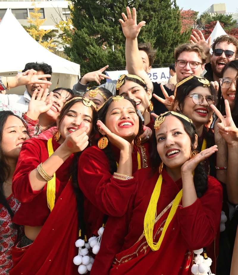 [수원=뉴시스] 김종택 기자 = 6일 경기 수원시 바카라사이트 아벤카지노대학교에서 열린 ‘바카라사이트 아벤카지노 인터내셔널 데이’에서 외국인 유학생들이 전통의상을 입고 기념촬영을 하고 있다.바카라사이트 아벤카지노 인터내셔널 데이는 외국인 유학생들이 각 나라의 춤과 노래, 놀이, 음식 등 전통문화를 소개하고 다른 나라의 문화를 직접 체험하는 행사다. 2025.11.06. jtk@newsis.com