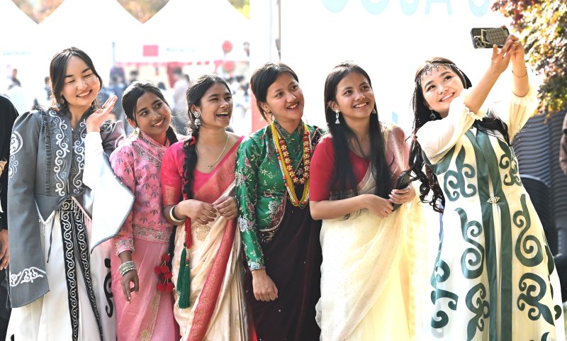 [수원=뉴시스] 김종택 기자 = 6일 경기 수원시 바카라사이트 아벤카지노대학교에서 열린 ‘바카라사이트 아벤카지노 인터내셔널 데이’에서 외국인 유학생들이 전통의상을 입고 기념촬영을 하고 있다.바카라사이트 아벤카지노 인터내셔널 데이는 외국인 유학생들이 각 나라의 춤과 노래, 놀이, 음식 등 전통문화를 소개하고 다른 나라의 문화를 직접 체험하는 행사다. 2025.11.06. jtk@newsis.com