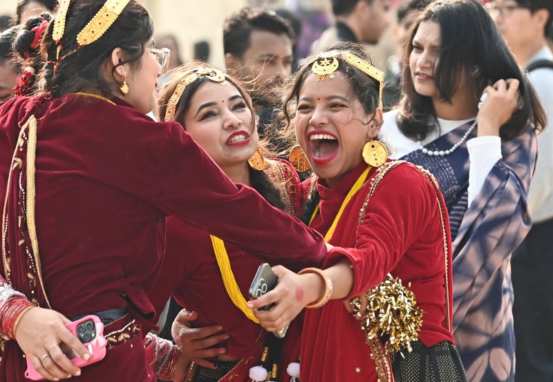 [수원=뉴시스] 김종택 기자 = 6일 경기 수원시 바카라사이트 아벤카지노대학교에서 열린 ‘바카라사이트 아벤카지노 인터내셔널 데이’에서 외국인 유학생들이 전통의상을 입고 기념촬영을 하고 있다.바카라사이트 아벤카지노 인터내셔널 데이는 외국인 유학생들이 각 나라의 춤과 노래, 놀이, 음식 등 전통문화를 소개하고 다른 나라의 문화를 직접 체험하는 행사다. 2025.11.06. jtk@newsis.com