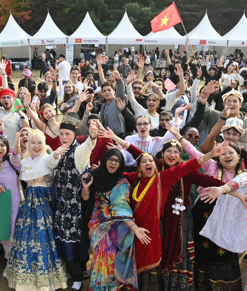 [수원=뉴시스] 김종택 기자 = 6일 경기 수원시 바카라사이트 아벤카지노대학교에서 열린 ‘바카라사이트 아벤카지노 인터내셔널 데이’에서 외국인 유학생들이 전통의상을 입고 기념촬영을 하고 있다.바카라사이트 아벤카지노 인터내셔널 데이는 외국인 유학생들이 각 나라의 춤과 노래, 놀이, 음식 등 전통문화를 소개하고 다른 나라의 문화를 직접 체험하는 행사다. 2025.11.06. jtk@newsis.com